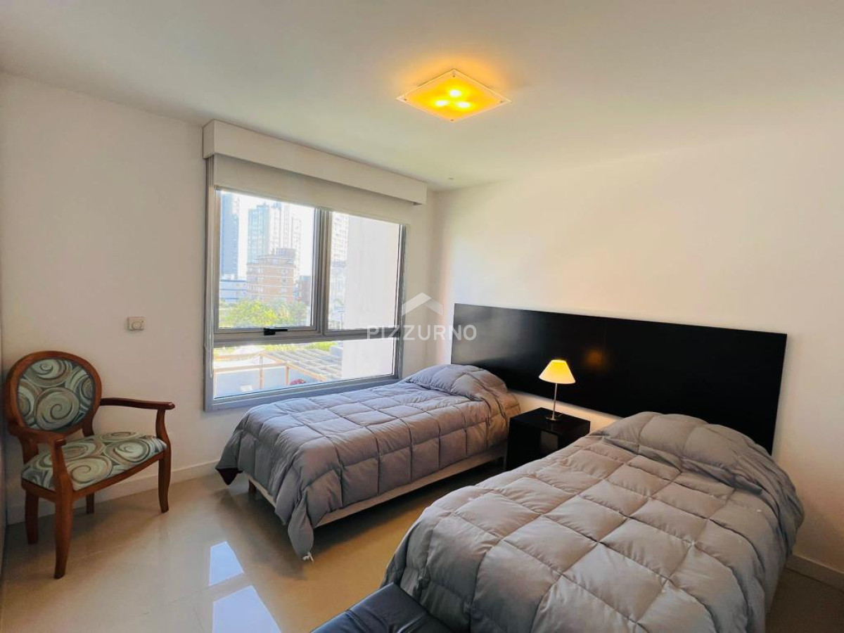 Apartamento Ref.879 - Apartamento de tres dormitorios en venta, zona brava 