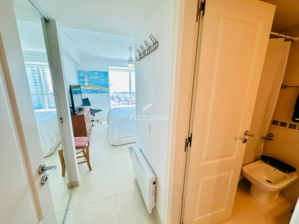 Apartamento Ref.103 - Departamento en playa mansa con parrillero propio