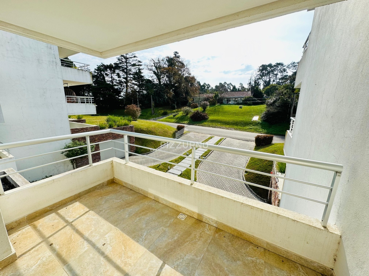 Apartamento Ref.986 - Apartamento en venta 2 dormitorios, Altos del Golf, Playa Brava!