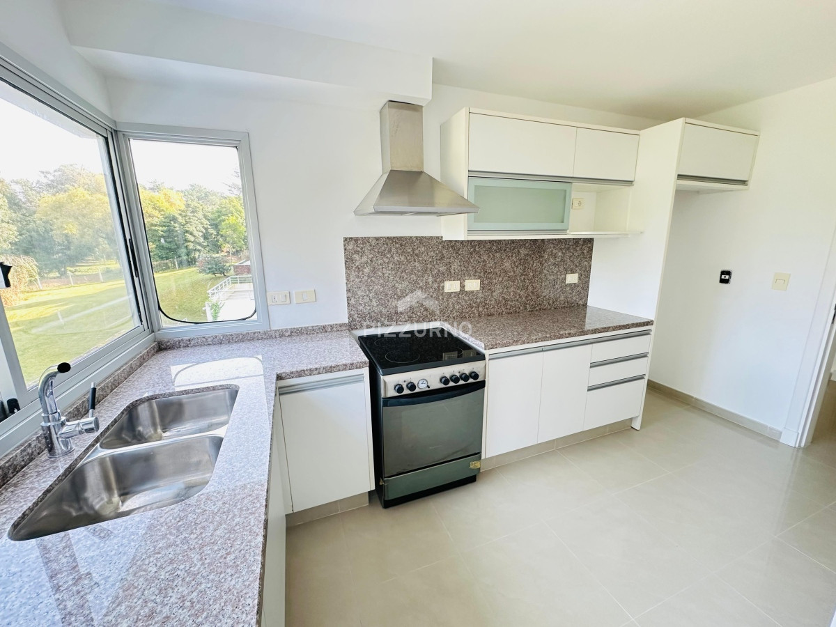 Apartamento Ref.986 - Apartamento en venta 2 dormitorios, Altos del Golf, Playa Brava!