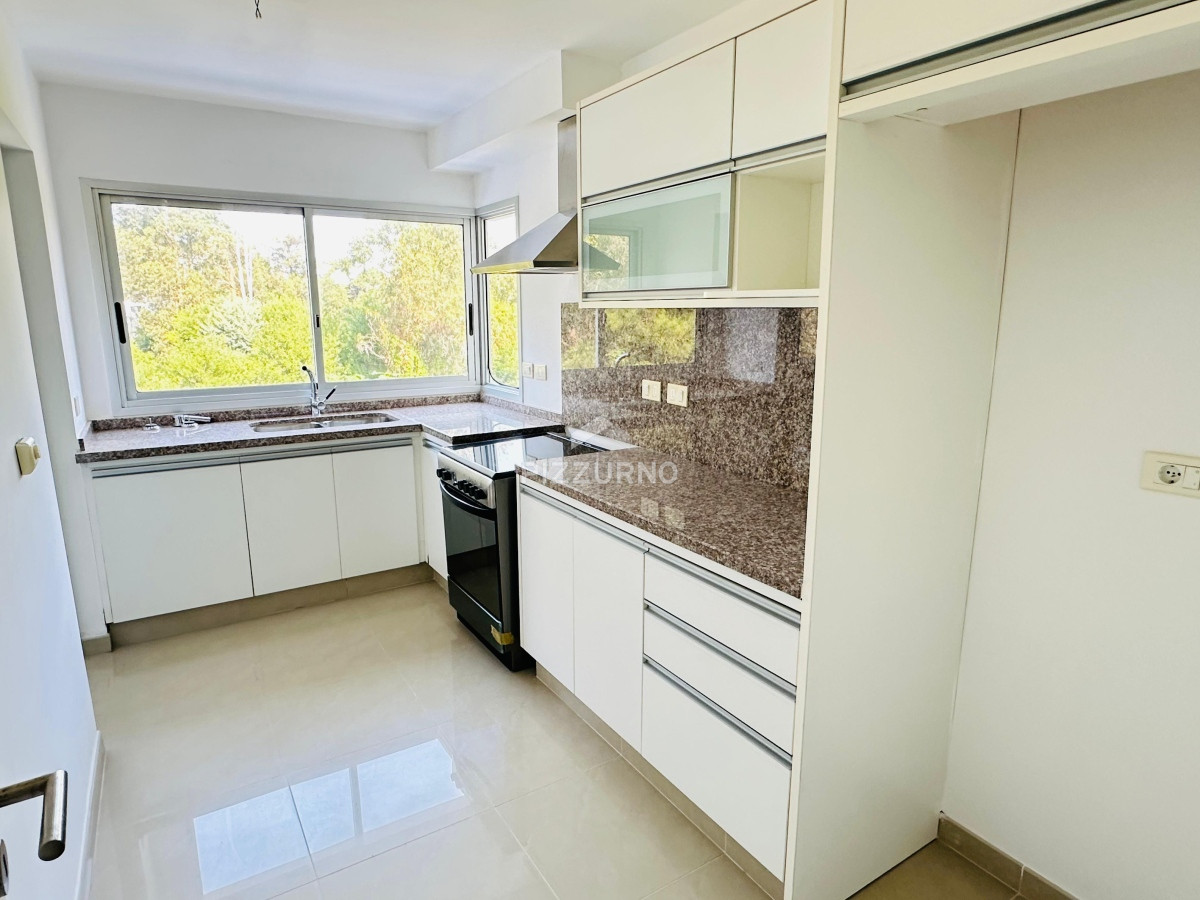 Apartamento Ref.986 - Apartamento en venta 2 dormitorios, Altos del Golf, Playa Brava!