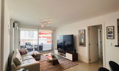 Apartamento de tres dormitorios en venta, zona brava