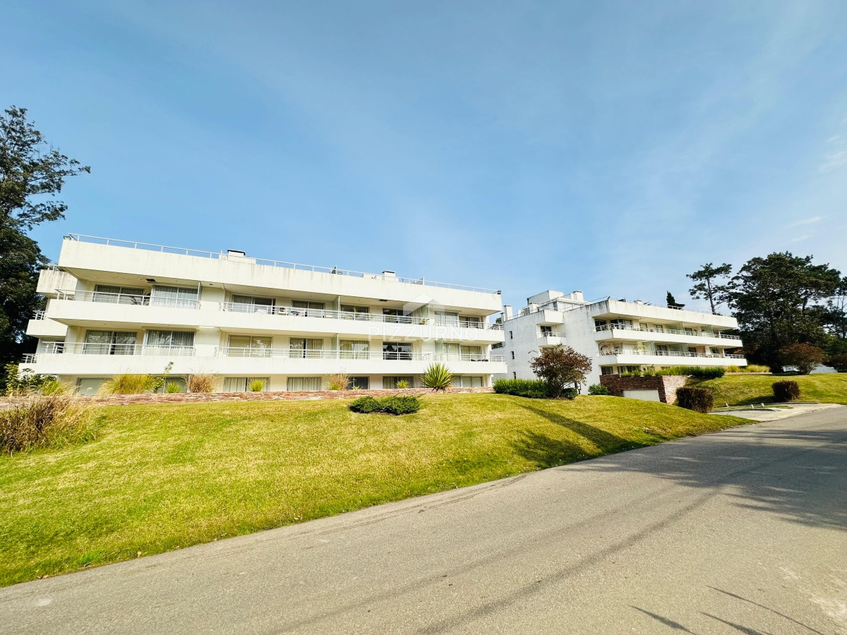 Apartamento Ref.986 - Apartamento en venta 2 dormitorios, Altos del Golf, Playa Brava!