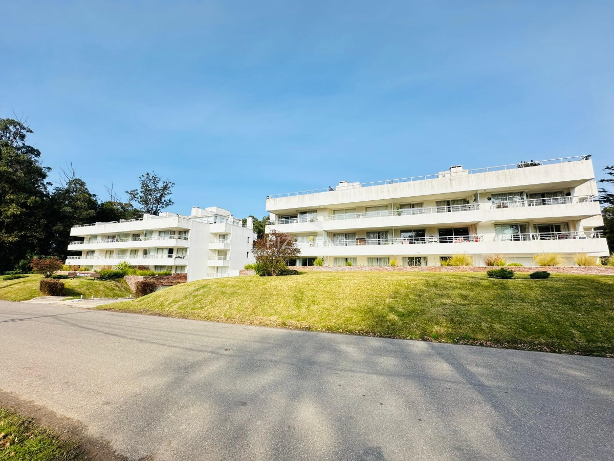 Apartamento Ref.986 - Apartamento en venta 2 dormitorios, Altos del Golf, Playa Brava!