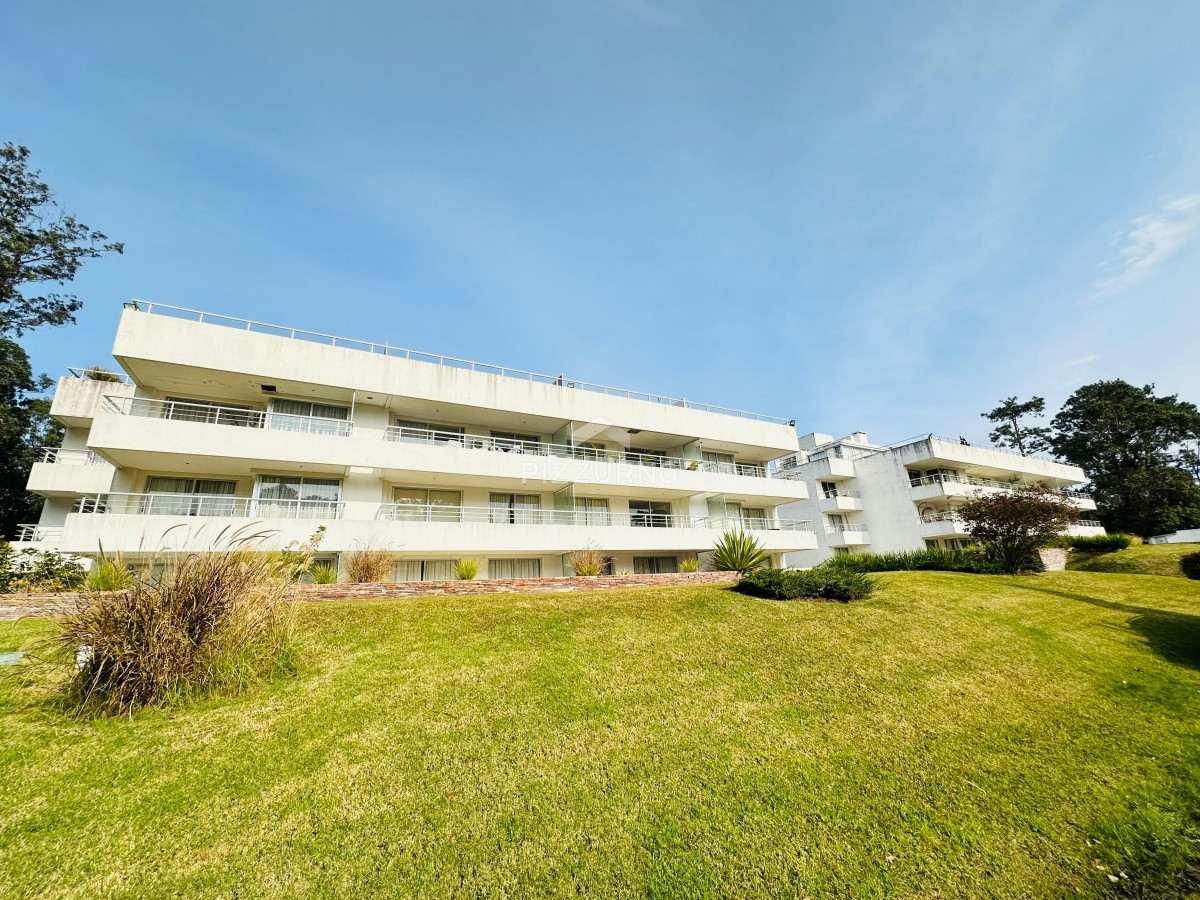 Apartamento Ref.986 - Apartamento en venta 2 dormitorios, Altos del Golf, Playa Brava!