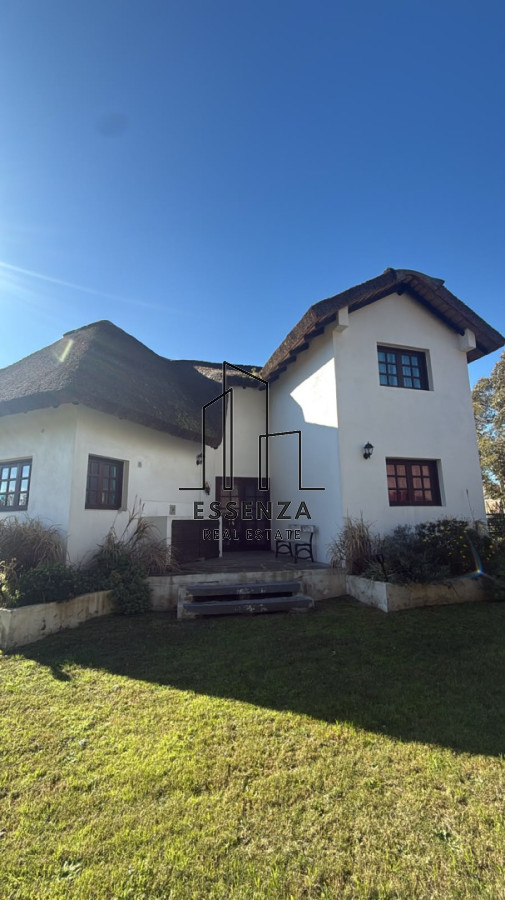 Casa ID.6 - Casa de 3 dormitorios + apartamento al fondo sobre la laguna  Punta del Este 