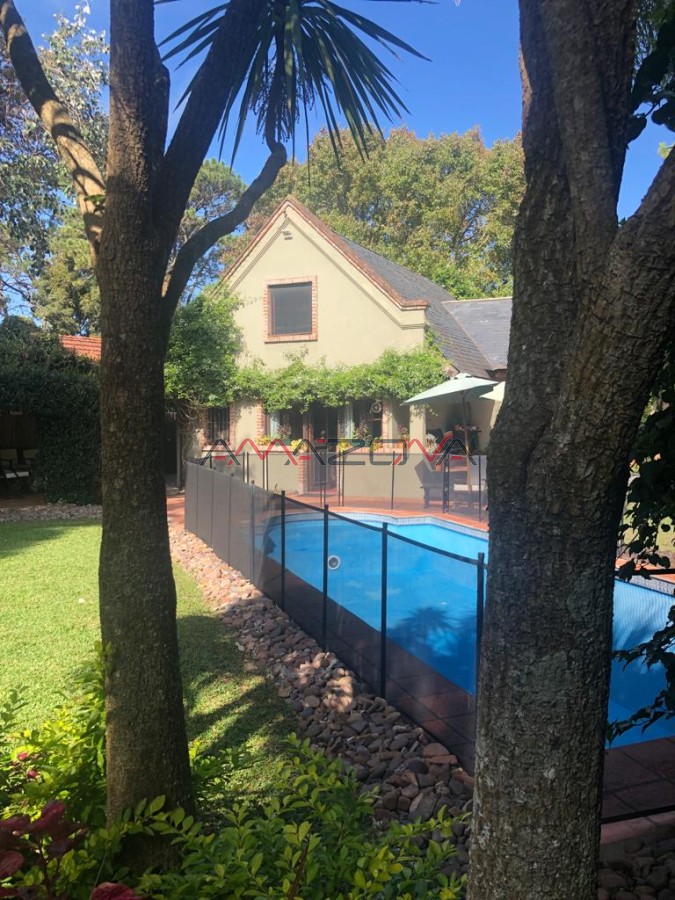 Casa ID.5411 - Casa con piscina en venta a 5 cuadras del mar, excelente entorno.