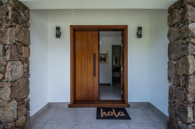 Exquisita casa en Rincón del Indio a pocos metros del mar, con 4 dormitorios