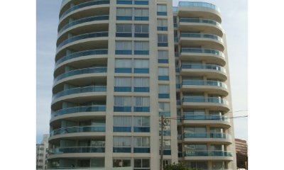 OPORTUNIDAD ! AMPLIO APARTAMENTO A METROS DEL MAR - Ref : EQP4895