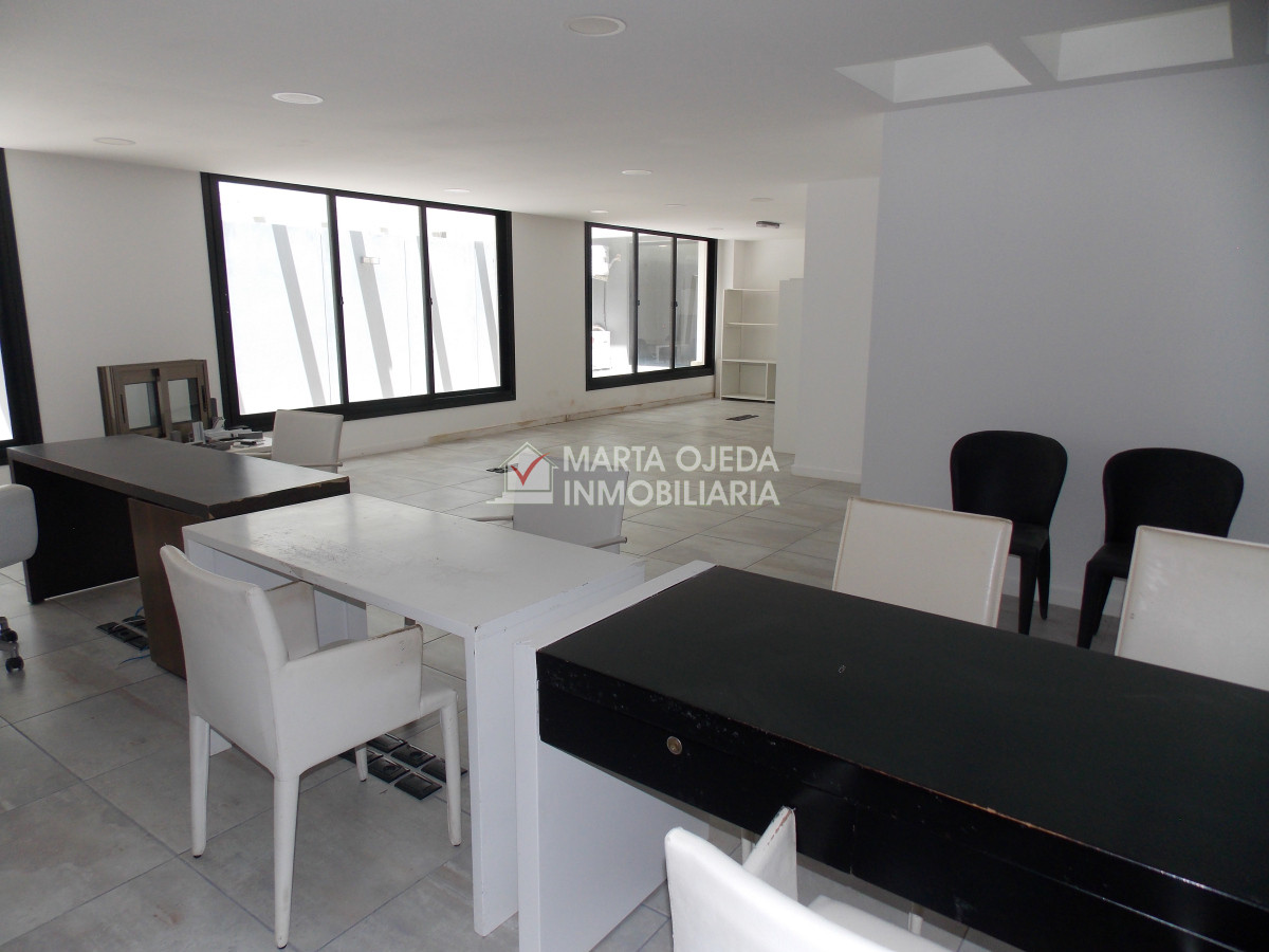 Local Comercial ID.41062 - Gran local comercial ubicado en zona estratégica en la PENÍNSULA de PUNTA del ESTE.