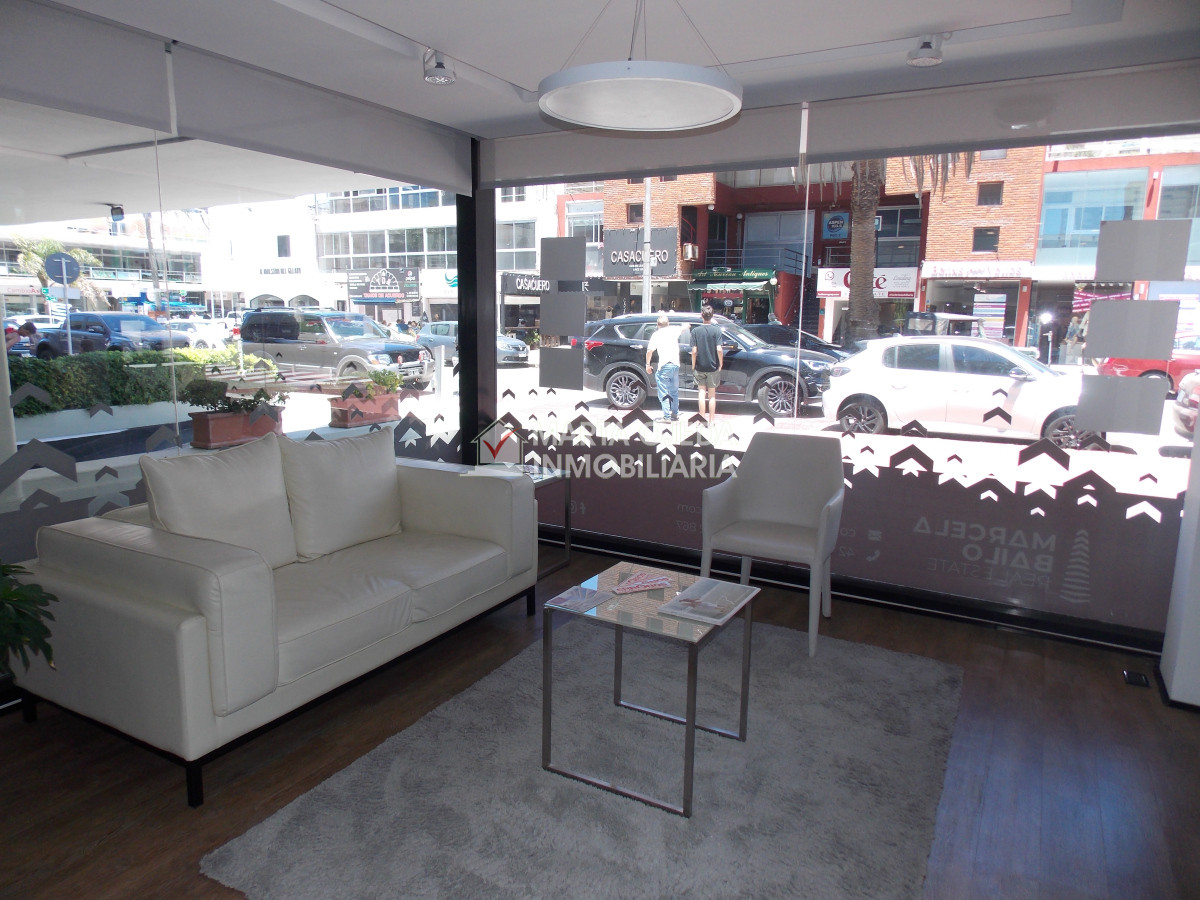 Local Comercial ID.41062 - Gran local comercial ubicado en zona estratégica en la PENÍNSULA de PUNTA del ESTE.