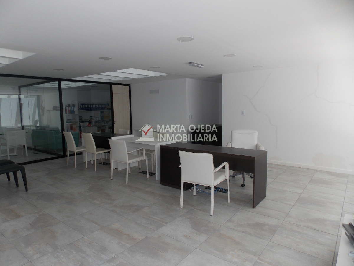 Local Comercial ID.41062 - Gran local comercial ubicado en zona estratégica en la PENÍNSULA de PUNTA del ESTE.
