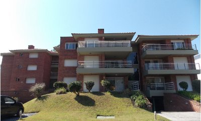 Vende apartamento de 2 dormitorios en Playa Brava Punta del Este