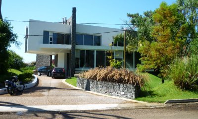 BRAVA -  ESPECTACULAR CASA MINIMALISTA CON VISTA AL  MAR !!!