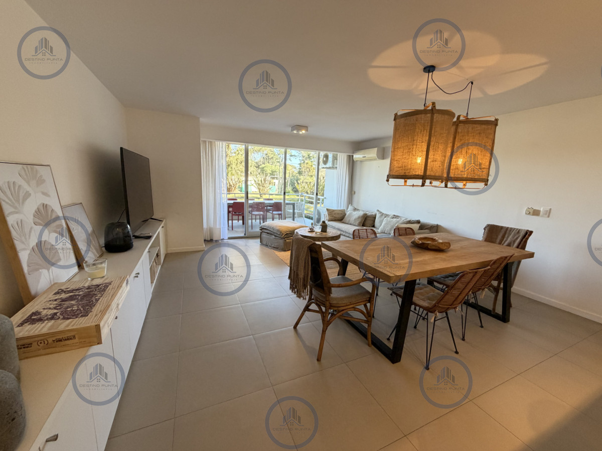 Cómodo apartamento de 3 dormitorios y parrillero en venta, Playa Brava parada 22 — fotografía 1