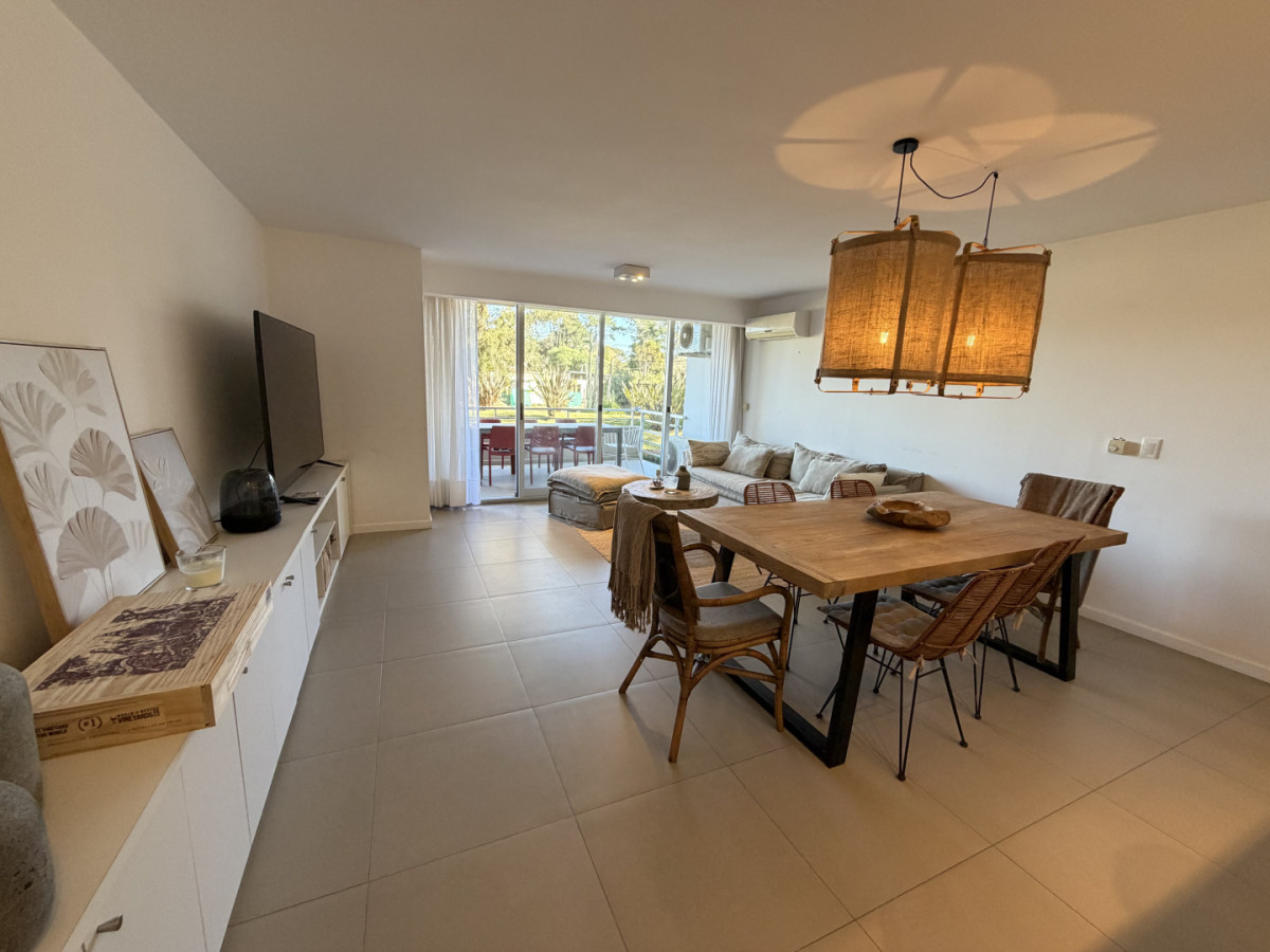 Cómodo apartamento de 3 dormitorios y parrillero en venta, Playa Brava parada 22