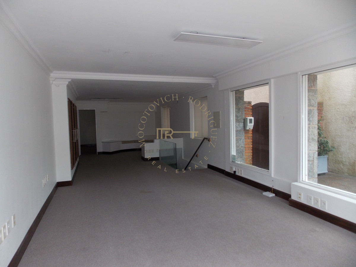 Local Comercial ID.1831 - PENINSULA - EXCELENTE LOCAL SOBRE CALLE GORLERO !!!