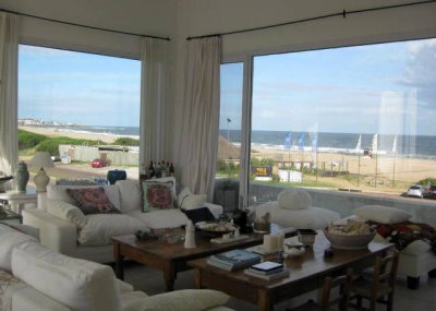 Preciosa casa con vista al mar disponible para alquiler!