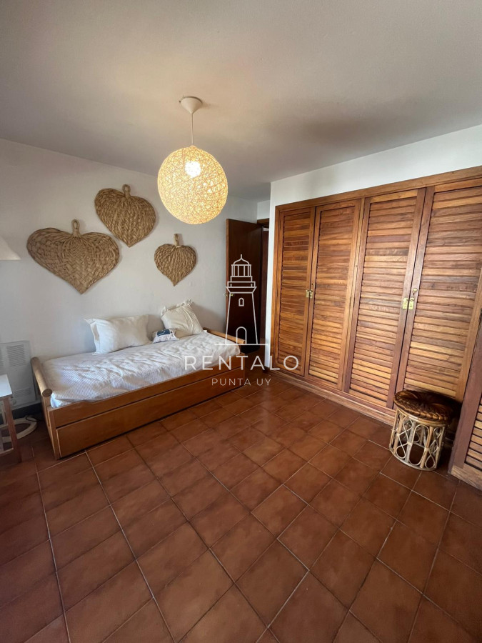 Apartamento ID.885 - Apartamento en venta de 2 dormitorios y 2 baños en Punta del Este