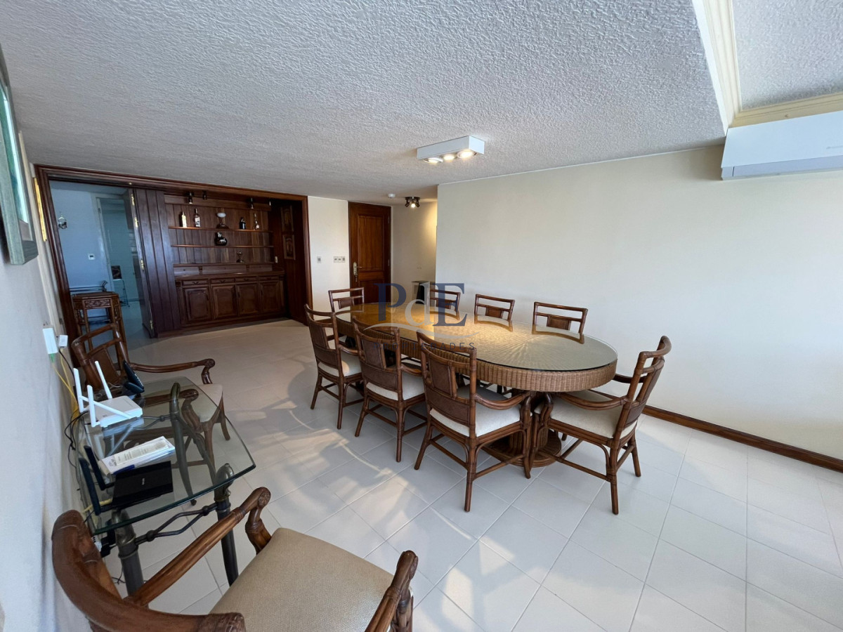 Apartamento en Playa Brava 4 Dormitorios Frente al mar. - Imagen 3