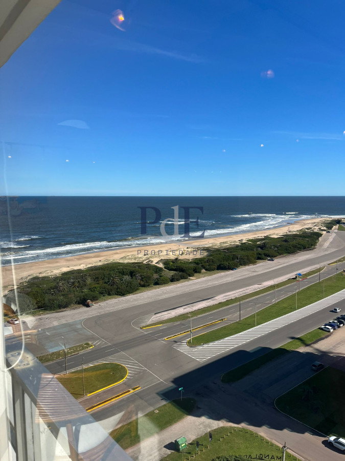 Apartamento en Playa Brava 4 Dormitorios Frente al mar.