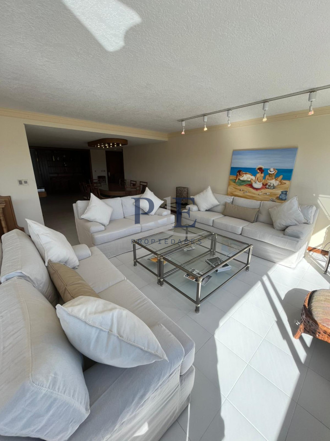 Apartamento en Playa Brava 4 Dormitorios Frente al mar. - Imagen 1