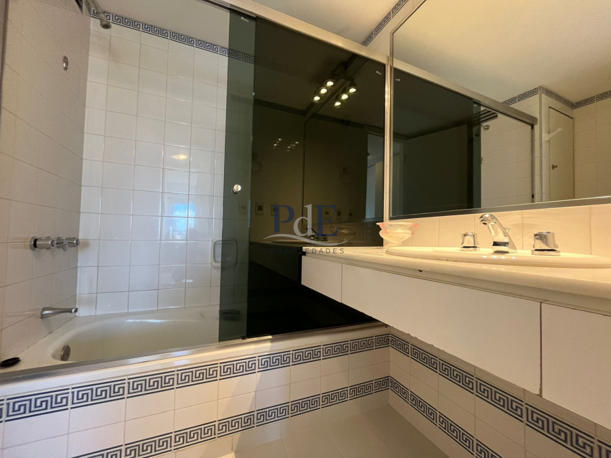 Apartamento en Playa Brava 4 Dormitorios Frente al mar. - Imagen 34