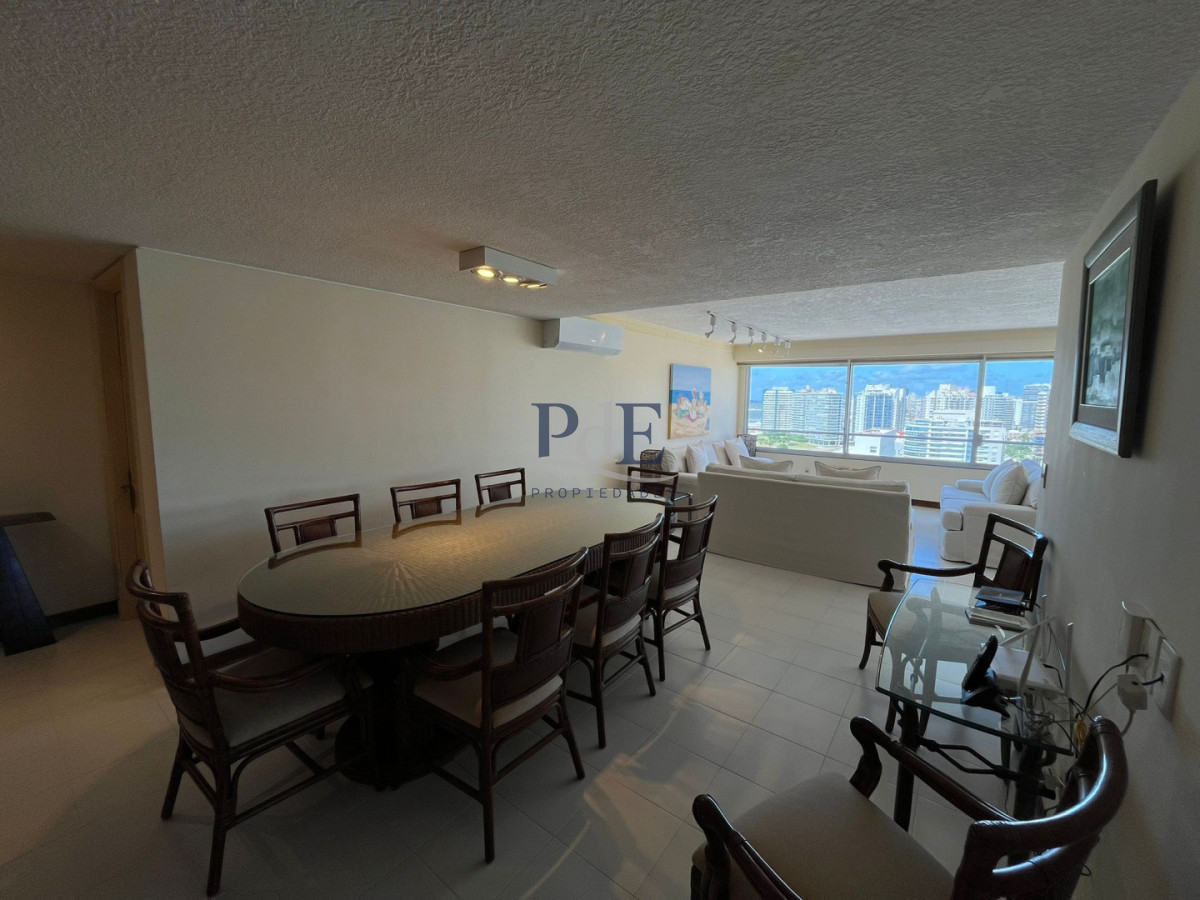 Apartamento en Playa Brava 4 Dormitorios Frente al mar. - Imagen 9