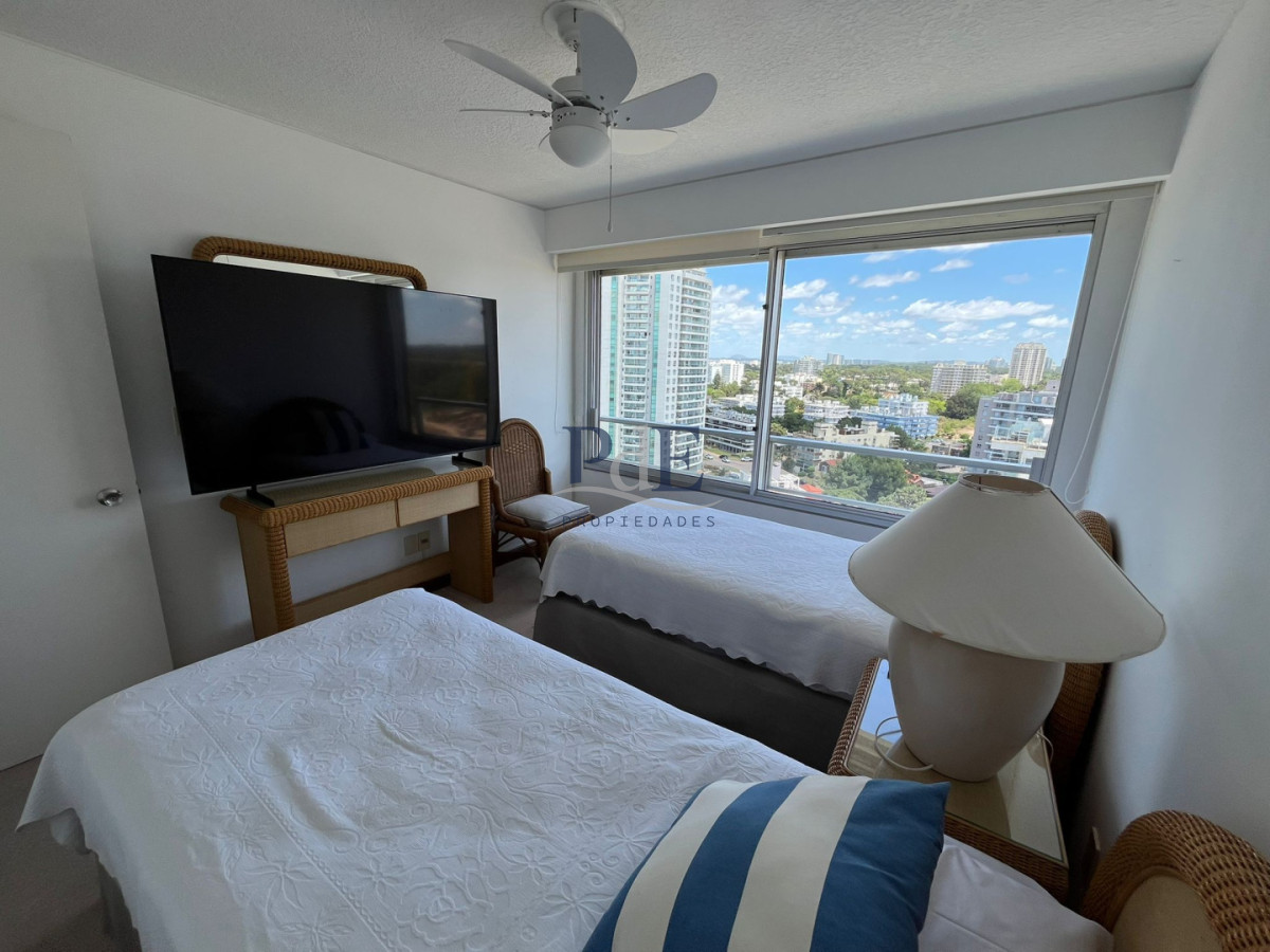 Apartamento en Playa Brava 4 Dormitorios Frente al mar. - Imagen 30