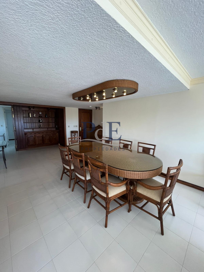 Apartamento en Playa Brava 4 Dormitorios Frente al mar. - Imagen 4