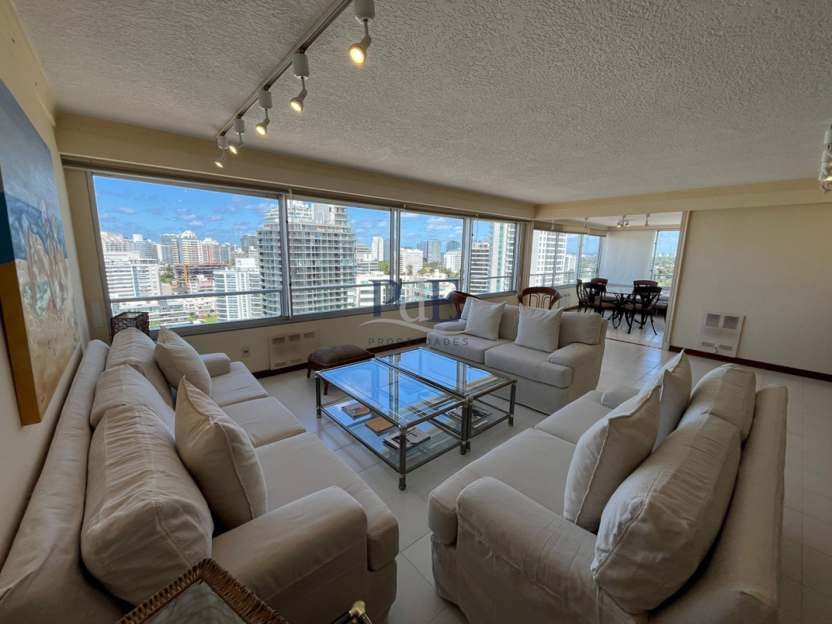 Apartamento en Playa Brava 4 Dormitorios Frente al mar.