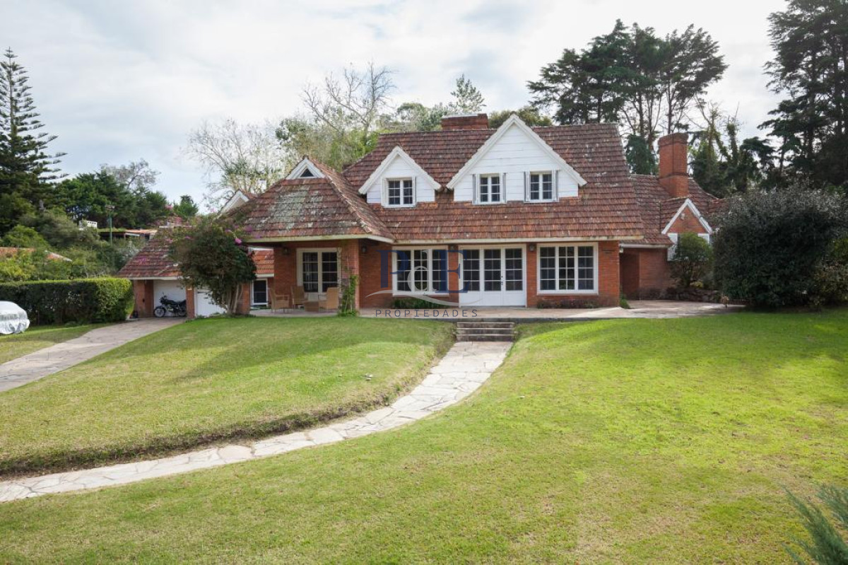 MUY BUENA CASA UBICADA EN EL CORAZÓN DEL BARRIO DEL GOLF