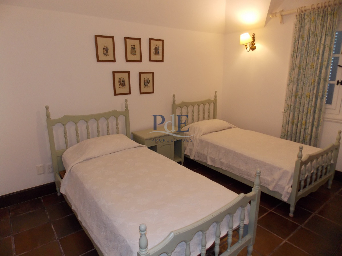 MUY BUENA CASA UBICADA EN EL CORAZÓN DEL BARRIO DEL GOLF - Imagen 17