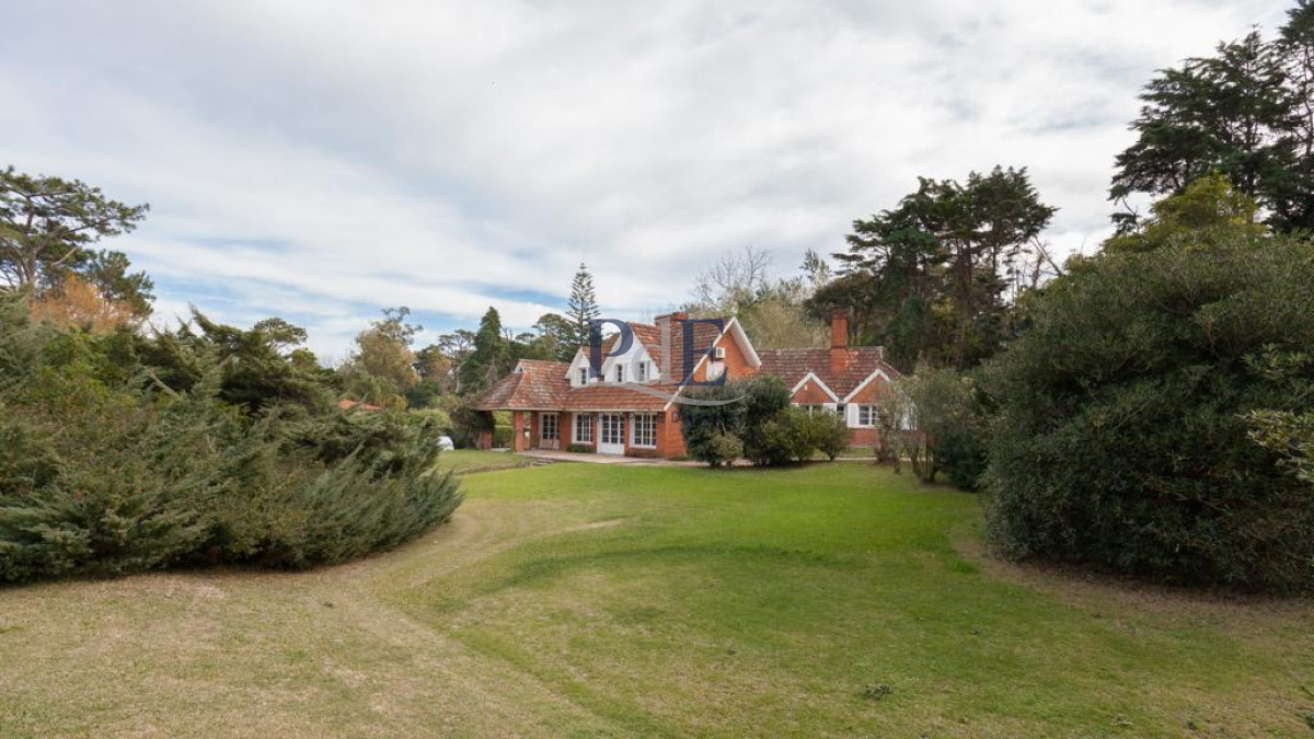 MUY BUENA CASA UBICADA EN EL CORAZÓN DEL BARRIO DEL GOLF - Imagen 1