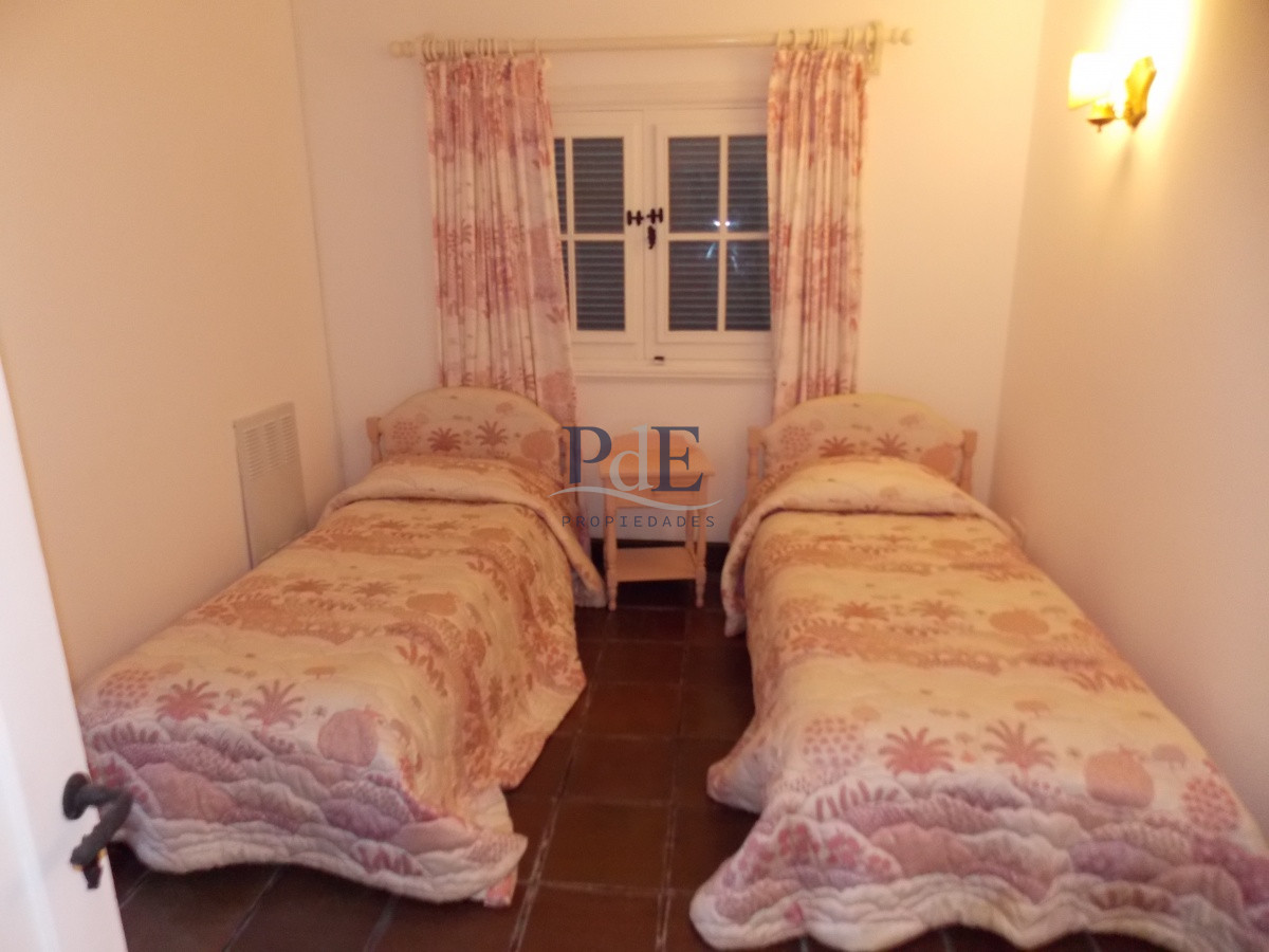 MUY BUENA CASA UBICADA EN EL CORAZÓN DEL BARRIO DEL GOLF - Imagen 18