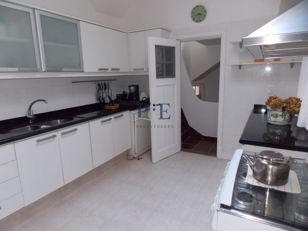 MUY BUENA CASA UBICADA EN EL CORAZÓN DEL BARRIO DEL GOLF - Imagen 35