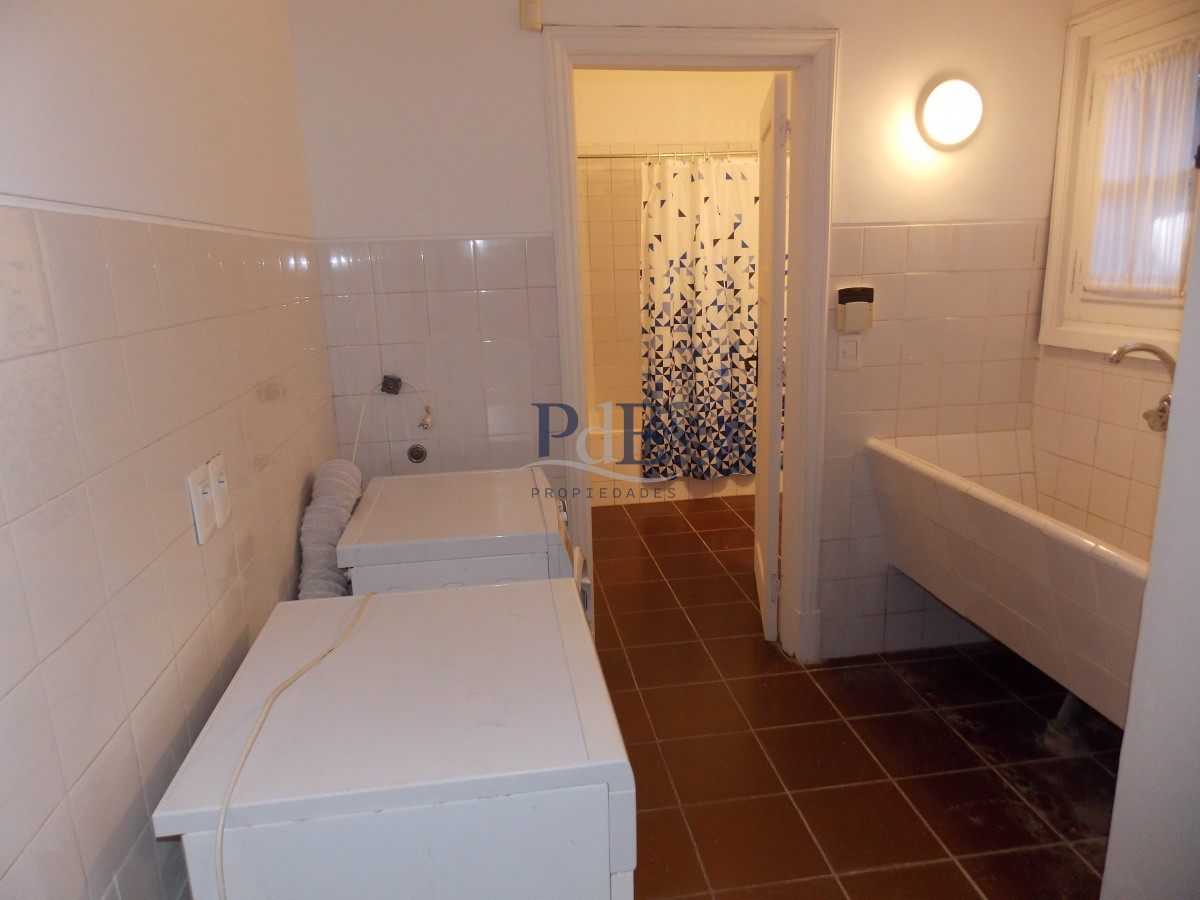 MUY BUENA CASA UBICADA EN EL CORAZÓN DEL BARRIO DEL GOLF - Imagen 37