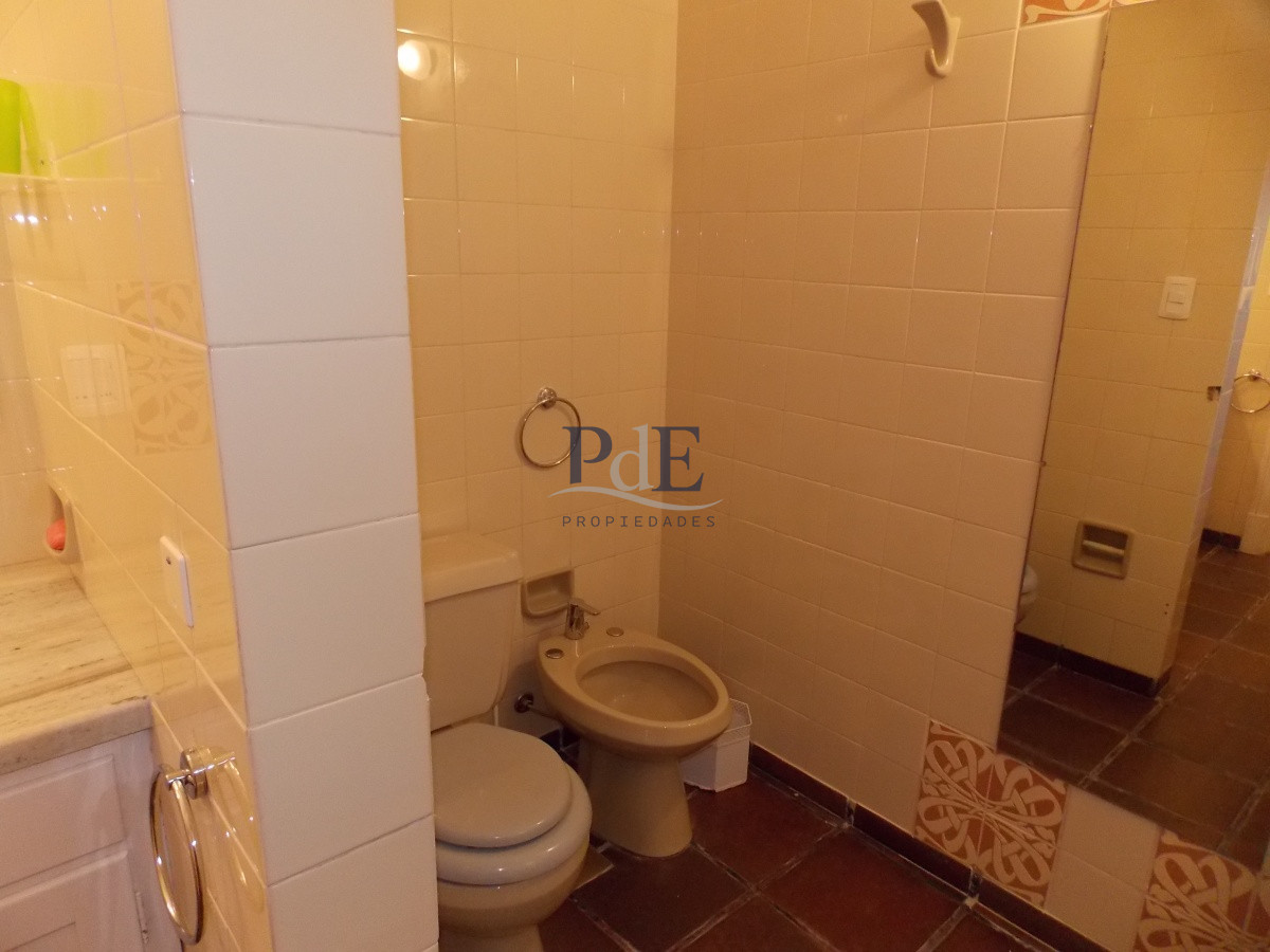 MUY BUENA CASA UBICADA EN EL CORAZÓN DEL BARRIO DEL GOLF - Imagen 32