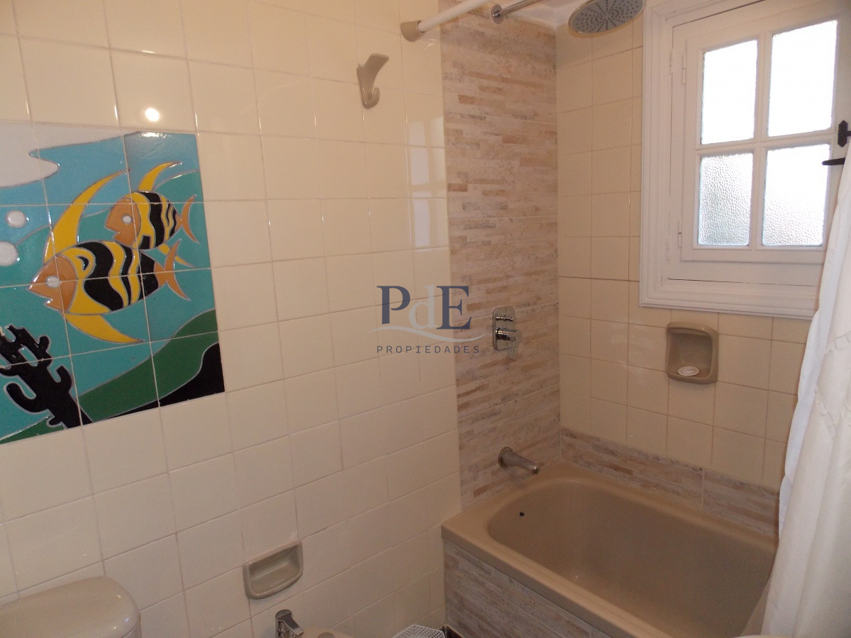 MUY BUENA CASA UBICADA EN EL CORAZÓN DEL BARRIO DEL GOLF - Imagen 16