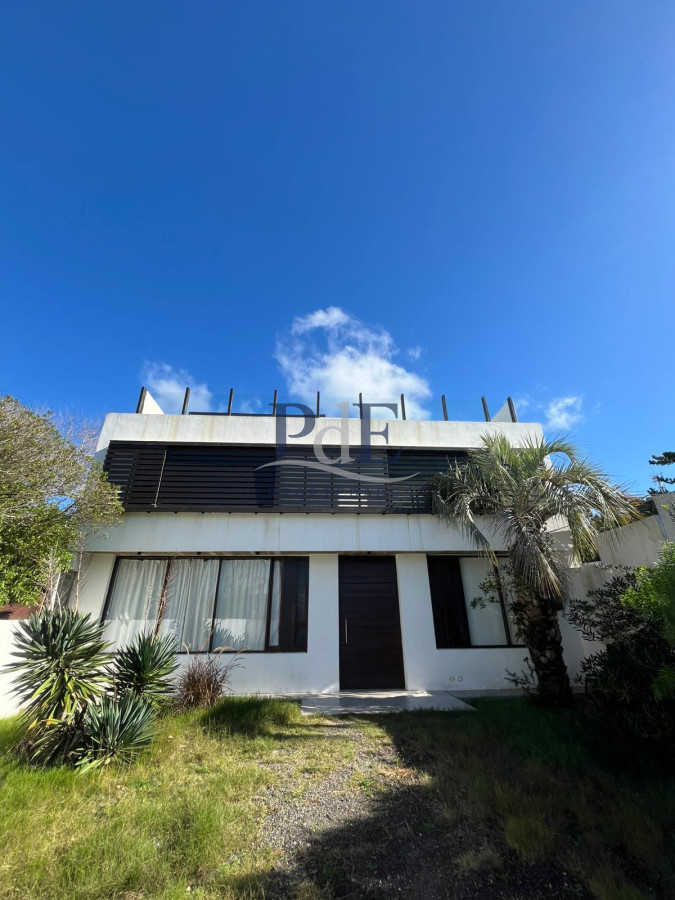 Manantiales casa de 4 dorm y 4 baños a 200 mts del Mar. - Imagen 4