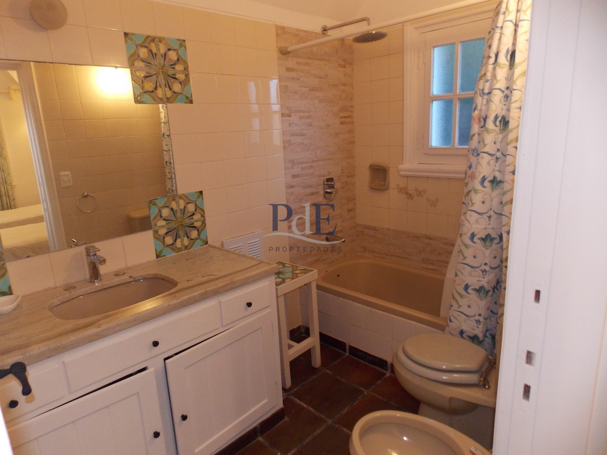 MUY BUENA CASA UBICADA EN EL CORAZÓN DEL BARRIO DEL GOLF - Imagen 19