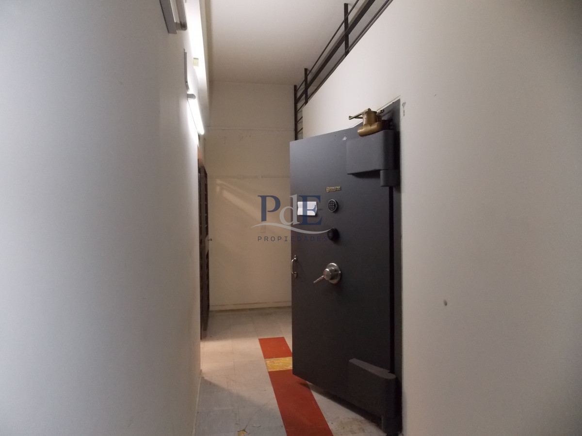 Local Comercial con Estacionamiento. Ideal Banco u Oficinas. - Imagen 13