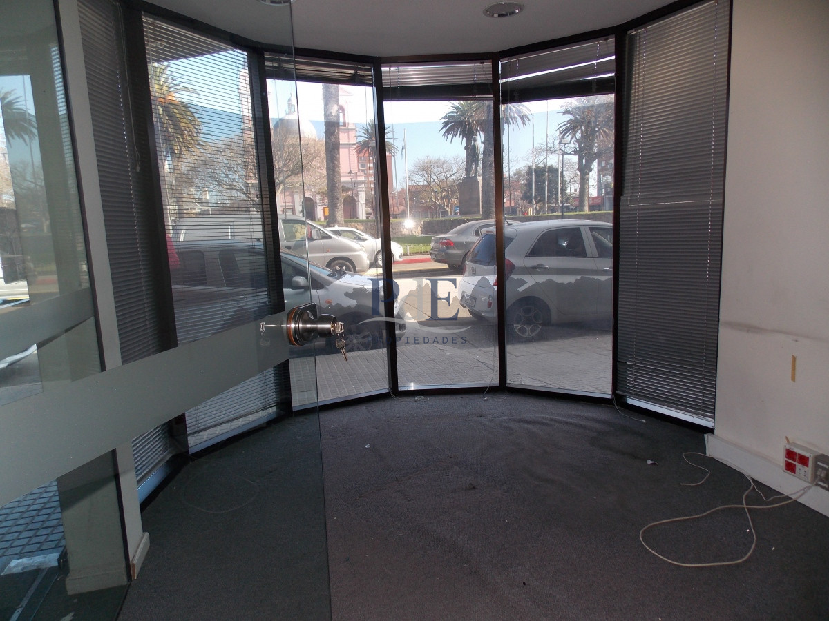 Local Comercial con Estacionamiento. Ideal Banco u Oficinas. - Imagen 2
