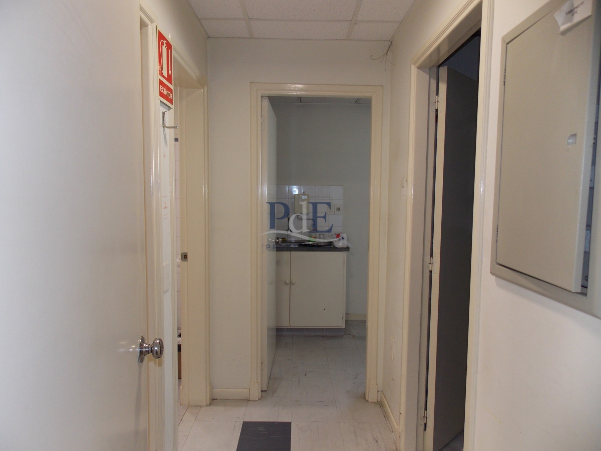 Local Comercial con Estacionamiento. Ideal Banco u Oficinas. - Imagen 17