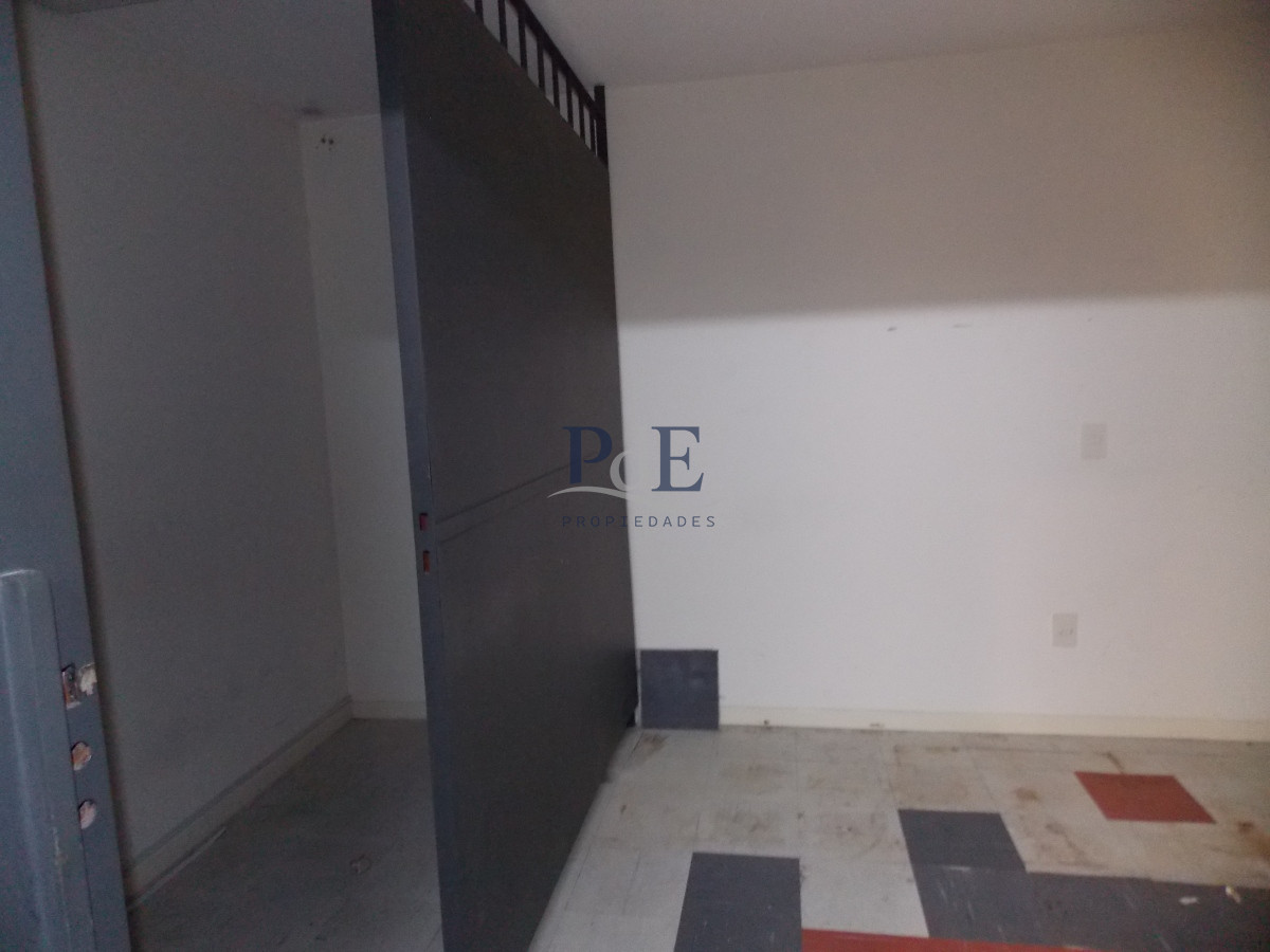 Local Comercial con Estacionamiento. Ideal Banco u Oficinas. - Imagen 12