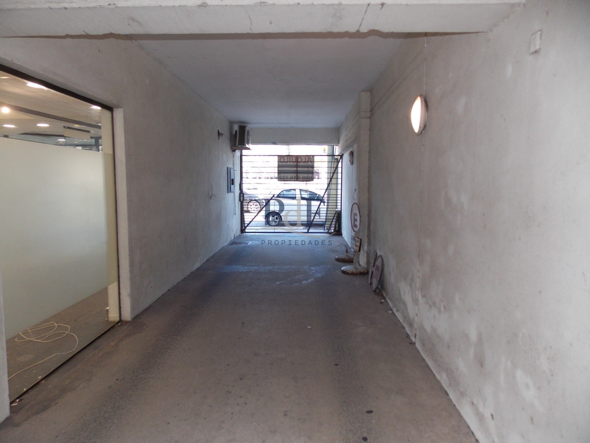 Local Comercial con Estacionamiento. Ideal Banco u Oficinas. - Imagen 21