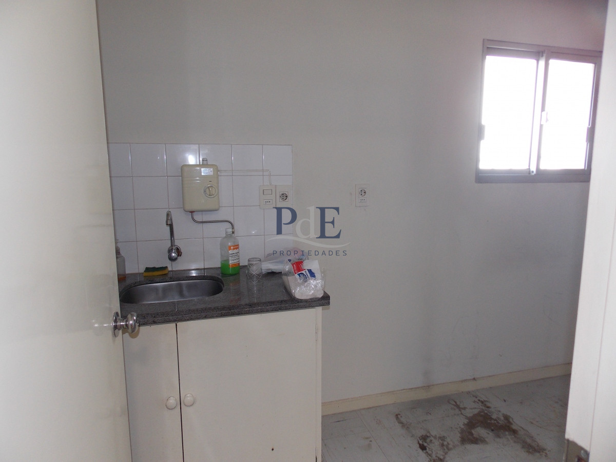 Local Comercial con Estacionamiento. Ideal Banco u Oficinas. - Imagen 19