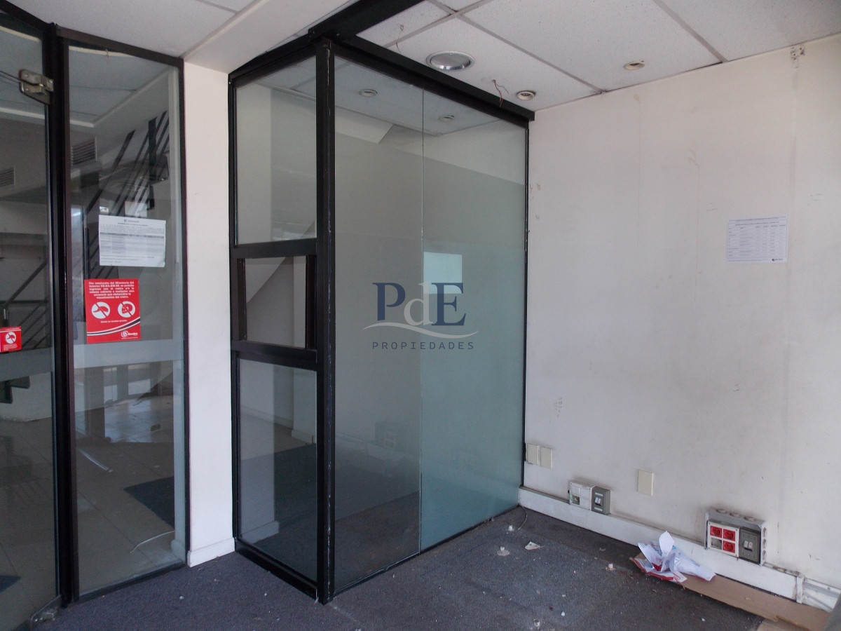 Local Comercial con Estacionamiento. Ideal Banco u Oficinas. - Imagen 4