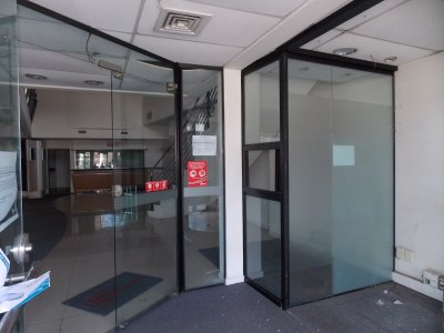 Local Comercial con Estacionamiento. Ideal Banco u Oficinas.