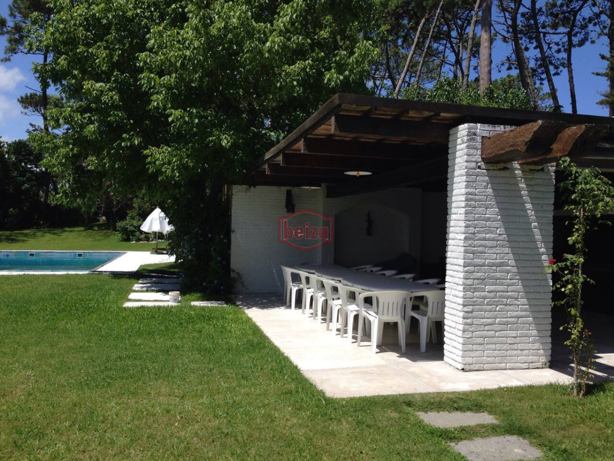 Casa ID.166906/Casas-en-Venta--Beiza-Propiedades - Importante casa a metros de la playa Mansa.